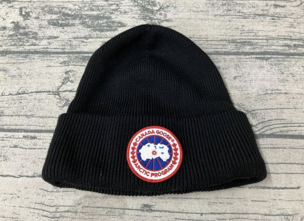 カナダグースのニット帽